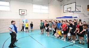 Přes bariéry s policií