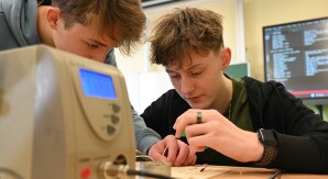 Hackathon 05: 24 hodin robotiky, strategie a týmové spolupráce